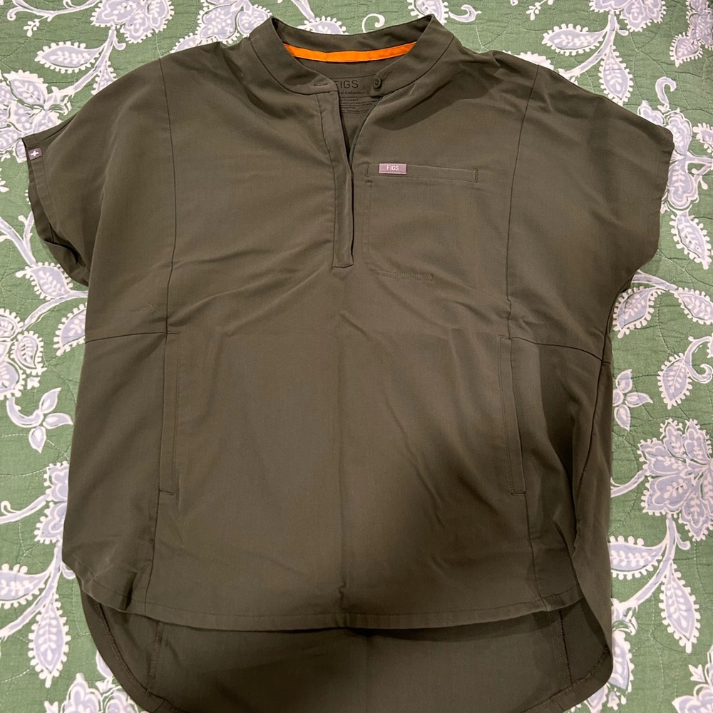 Figs scrub top